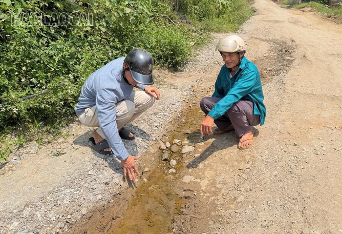Trên mặt đường xuất hiện nhiều "ổ gà, ổ voi" nguy hiểm.
