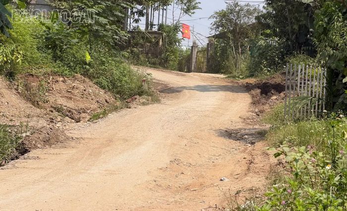 Đoạn đường xấu với nhiều khúc cua gấp nguy hiểm.