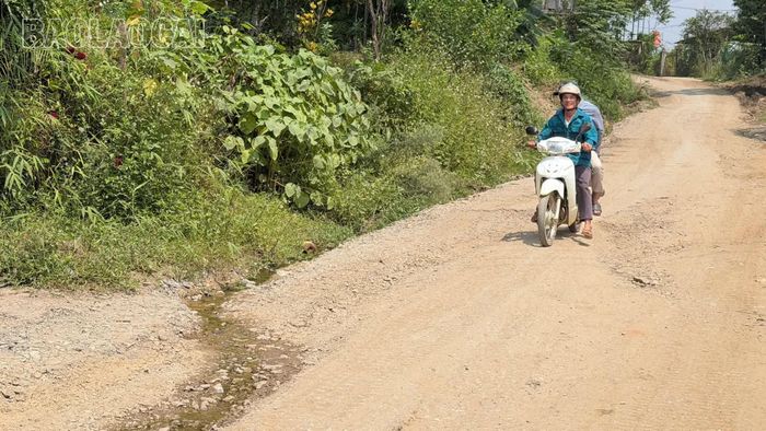 Tỉnh lộ 153, đoạn qua xã Nghĩa Đô xuống cấp, ảnh hưởng tới việc đi lại, giao thương hàng hóa của người dân.