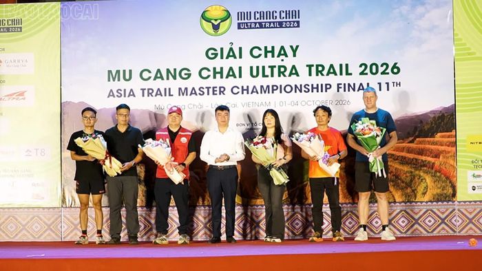 Lãnh đạo xã Mù Cang Chải tặng hoa cho đơn vị tổ chức, nhà tài trợ và đại diện vận động viên tham gia giải.