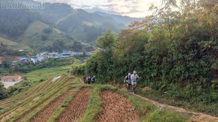 Các vận động viên tranh tài ở cự ly 160 km.