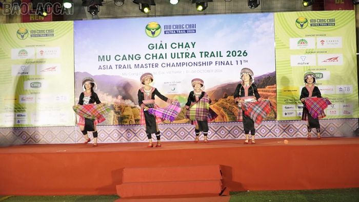 Chương trình văn nghệ mang đậm bản sắc văn hóa dân tộc trong lễ khai mạc giải.