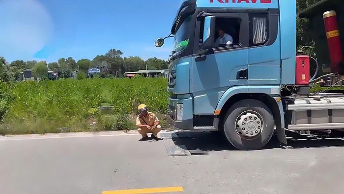 Lực lượng chức năng tỉnh Lâm Đồng kiểm tra trọng tải xe