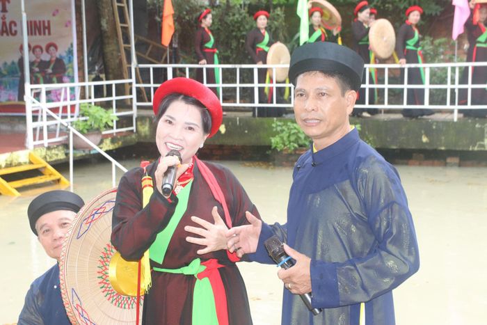 Các liền anh, liền chị cất lên lời ca dân ca quan họ Bắc Ninh