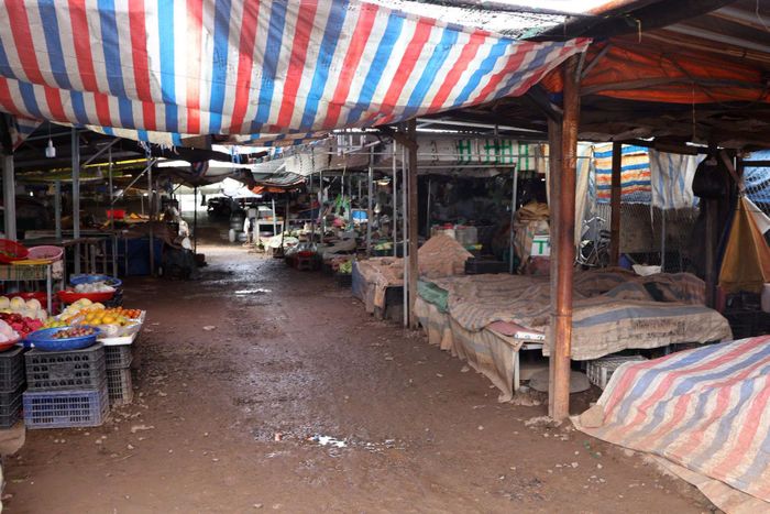 Những lối đi trong chợ Tân Hội phải che bạt để tránh mưa tạt
