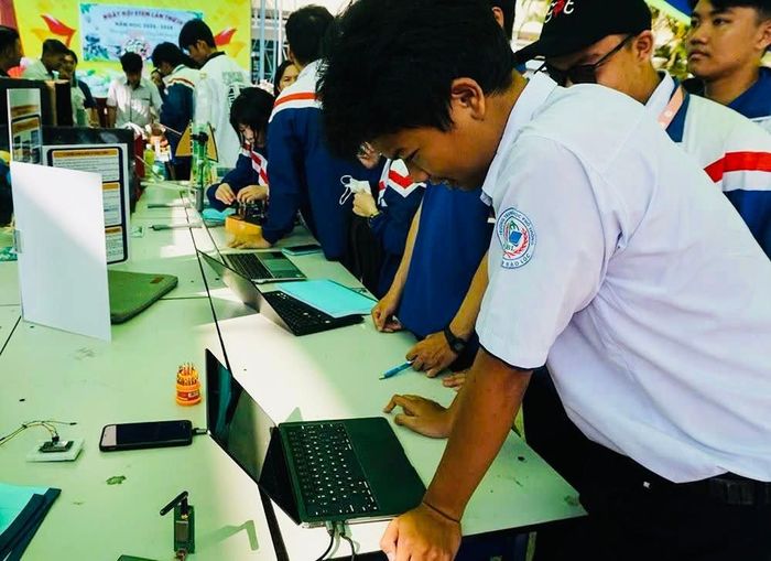 Học sinh ứng dụng chuyển đổi số trong học tập