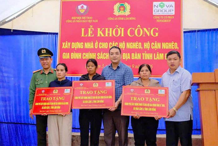 Đại diện các đơn vị trao biểu trưng hỗ trợ kinh phí xây dựng nhà ở cho các gia đình có hoàn cảnh khó khăn tại xã Bảo Lâm 3. Ảnh: Trung Hiếu