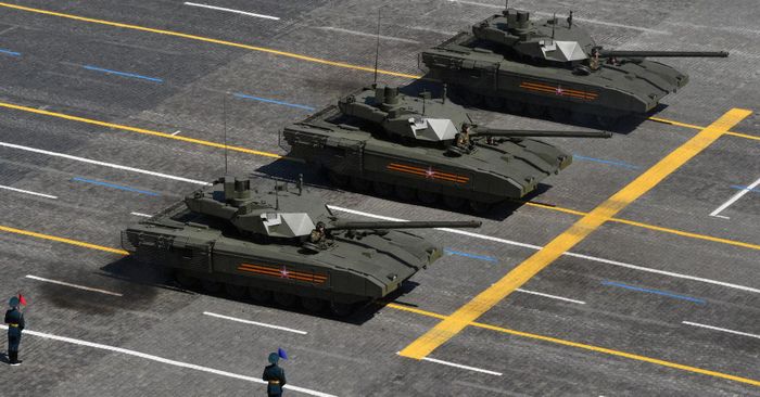 Các xe tăng chiến đấu chủ lực T-14 Armata của Nga đang tham gia diễu binh. Ảnh: Reuters