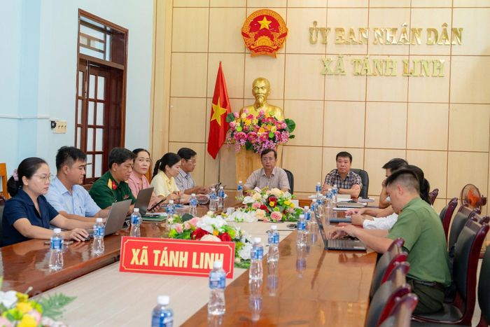 Cán bộ, lãnh đạo xã Tánh Linh dự hội nghị tại điểm cầu Tánh Linh. (Ảnh: Phan Thái Tùng)