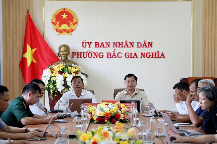 Ủy viên Ban Thường vụ Tỉnh ủy, Bí thư Đảng ủy phường Bắc Gia Nghĩa Võ Phạm Xuân Lâm (bên phải) và Chủ tịch UBND phường Bắc Gia Nghĩa Trịnh Anh (bên trái) dự hội nghị trực tuyến của UBND tỉnh Lâm Đồng. (Ảnh: Dương Phong)