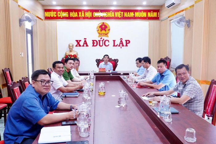 Lãnh đạo UBND xã Đức Lập và các phòng, ban dự tại điểm cầu xã Đức Lập. (Ảnh: Dương Phong)