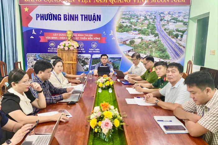 Lãnh đạo, các phòng, ban chuyên môn phường Bình Thuận tham dự hội nghị tại điểm cầu phường Bình Thuận. (Ảnh: Kiều Hằng)