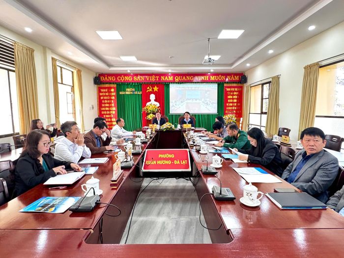 Lãnh đạo, các phòng, ban chuyên môn tham dự hội nghị tại điểm cầu phường Xuân Hương - Đà Lạt. (Ảnh: Diễm Thương)