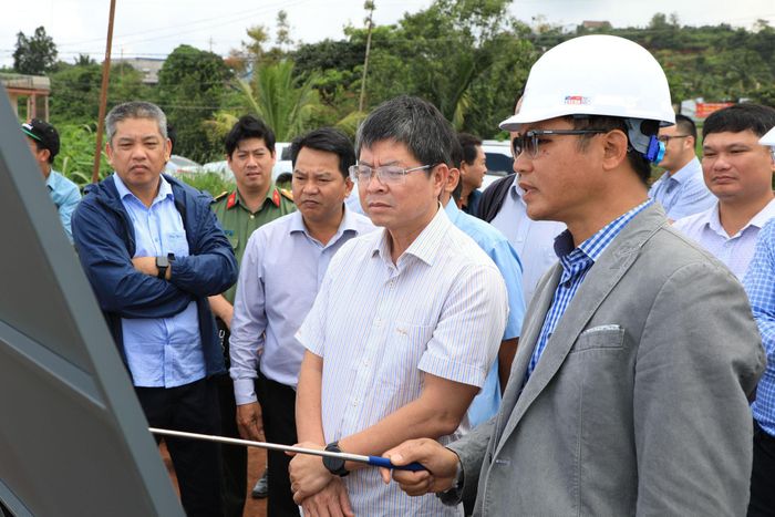 Phó Chủ tịch Thường trực UBND tỉnh Lâm Đồng Nguyễn Hồng Hải ( thứ 2 từ phải qua) nghe báo cáo tiến độ thi công tại nút giao Tân Châu, tuyến cao tốc Bảo Lộc - Liên Khương, thuộc xã Di Linh vào tháng 7/2026