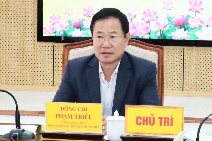 Đồng chí Phạm Triều, Ủy viên Ban Thường vụ Tỉnh ủy, Phó Chủ tịch Thường trực Ủy ban MTTQ Việt Nam tỉnh, chủ trì hội nghị