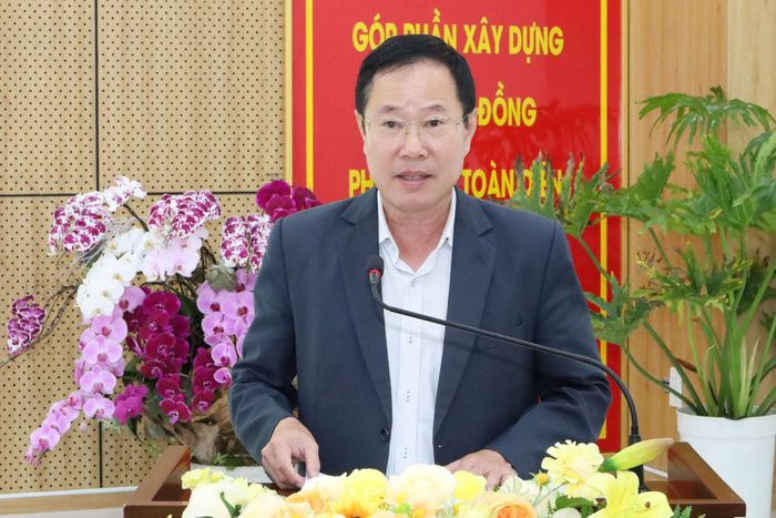 Đồng chí Phạm Triều, Ủy viên Ban Thường vụ Tỉnh ủy, Phó Chủ tịch Thường trực Ủy ban MTTQ Việt Nam tỉnh phát biểu kết luận tại hội nghị