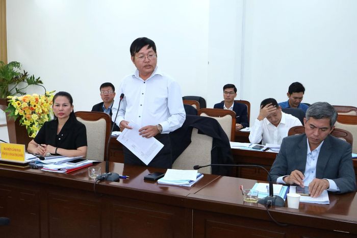 Đồng chí Nguyễn Minh Tân, Phó Giám đốc Sở Dân tộc và Tôn giáo thông tin các vấn đề đại biểu quan tâm tại hội nghị