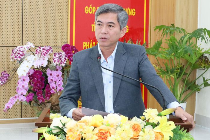 Ông Nguyễn Hoàng Đạo, Phó Giám đốc Sở Dân tộc và Tôn giáo báo cáo những nội dung cơ bản của dự thảo nghị quyết