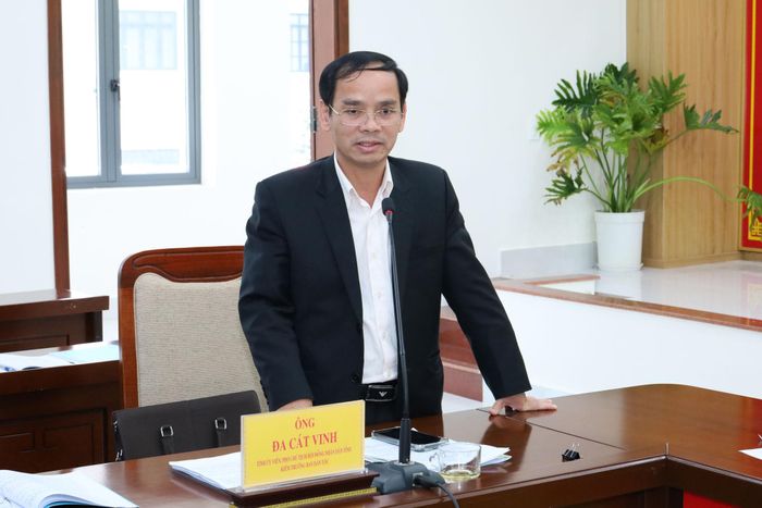 Đồng chí Đa Cát Vinh, Tỉnh ủy viên, Phó Chủ tịch HĐND tỉnh, kiêm Trưởng Ban Dân tộc HĐND tỉnh làm rõ các vấn đề đại biểu quan tâm tại hội nghị