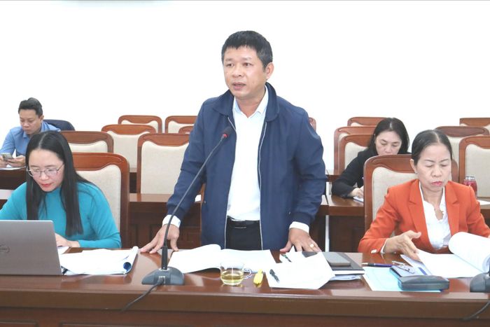 Ông Bùi Hoa Thám, Phó Chủ tịch Liên minh Hợp tác xã tỉnh Lâm Đồng phản biện tại hội nghị về cơ chế ứng trước đầu tư, cung ứng đầu vào, tiêu thụ sản phẩm và thu hồi vốn