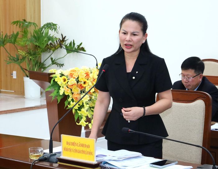 Tỉnh ủy viên, Giám đốc Sở Dân tộc và Tôn giáo tỉnh Lâm Đồng Nguyễn Thị Thu Hường tiếp thu, giải trình, làm rõ các vấn đề được phản biện tại hội nghị