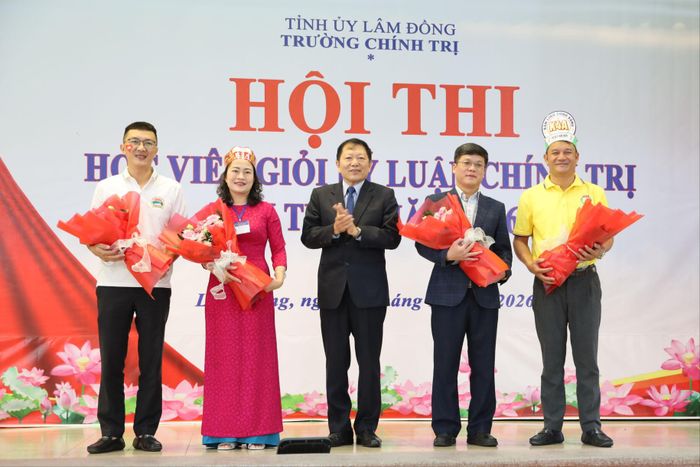 Tỉnh ủy viên, Hiệu trưởng Trường Chính trị Lâm Đồng Nguyễn Vĩnh Phúc tặng hoa cho các đội tham dự
