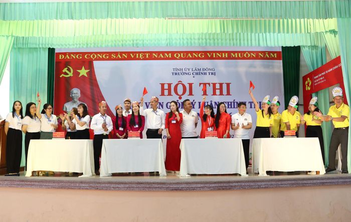 Các đội tham gia phần thi trả lời nhanh với các câu hỏi về kiến thức lý luận chính trị