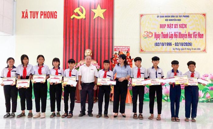 Hội Khuyến học xã Tuy Phong tặng học bổng cho học sinh nghèo vượt khó
