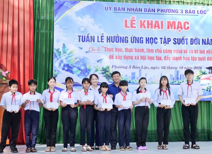 Hội khuyến học các xã, phường, đặc khu trao học bổng cho học sinh nghèo vượt khó, lan tỏa tinh thần học tập suốt đời