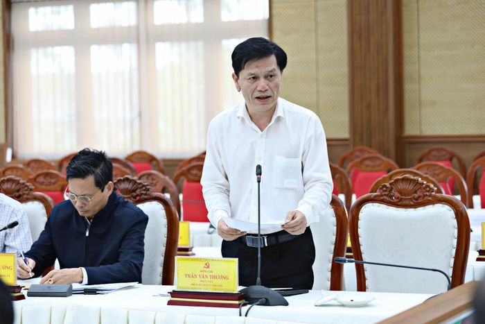 Đồng chí Trần Văn Thương, Tỉnh uỷ viên, Phó Bí thư Chuyên trách Đảng ủy UBND tỉnh báo cáo tình hình thực hiện các mặt công tác tại hội nghị