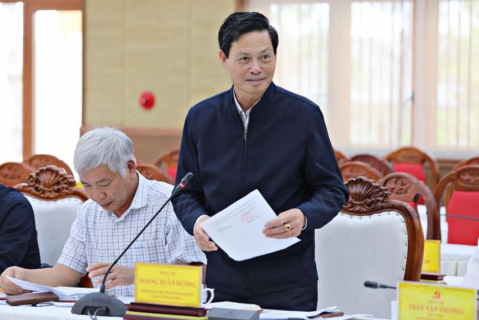 Đồng chí Hoàng Xuân Hường, Phó Bí thư Chuyên trách Đảng ủy UBND tỉnh báo cáo về công tác phát triển đảng viên