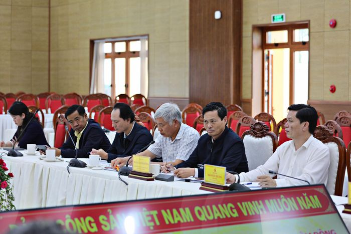 Các đồng chí trong Ban Thường vụ Đảng ủy UBND UBND tỉnh, tổ chức cơ sở Đảng tham gia hội nghị