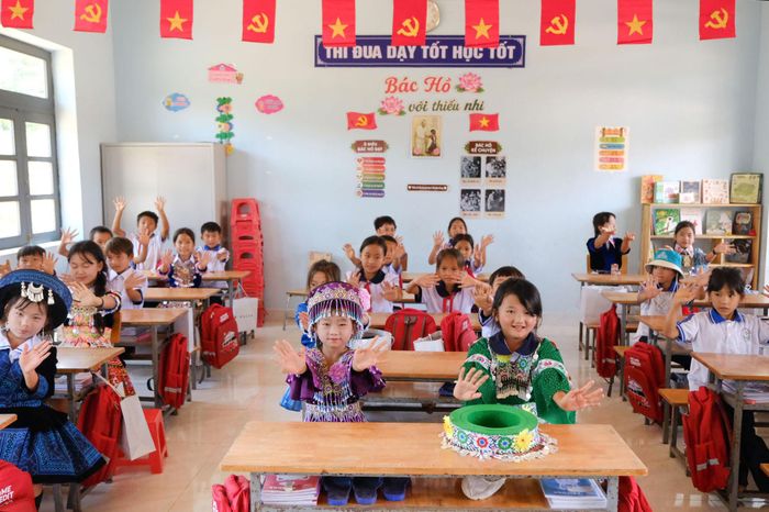 Học sinh vui mừng khi được học tại ngôi trường mới khang trang
