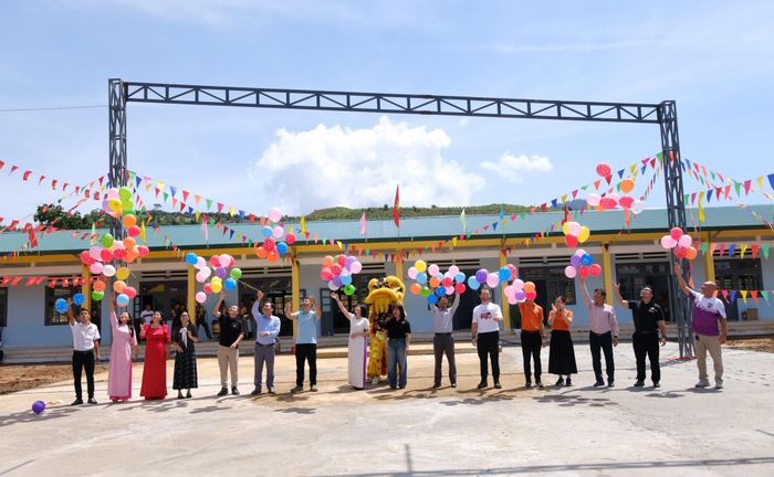 Đại biểu thực hiện nghi thức thả bóng bay chào mừng công trình mới của học sinh Mông giữa núi rừng