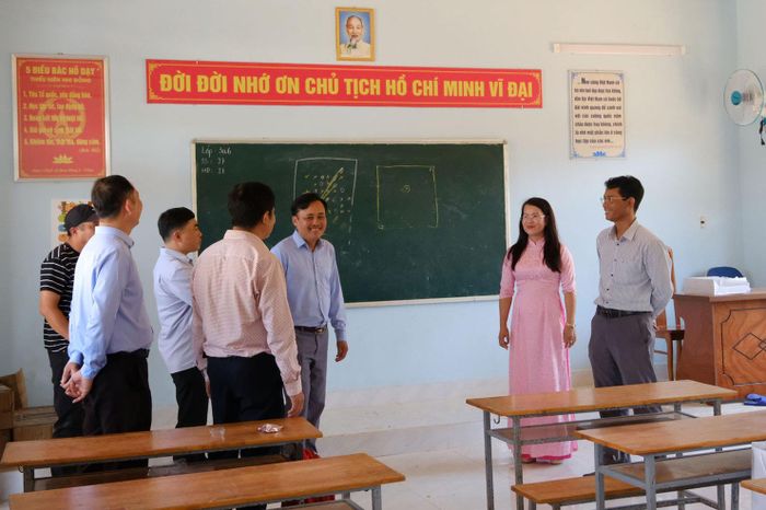 Lãnh đạo xã Đam Rông 2 tham quan các phòng học mới
