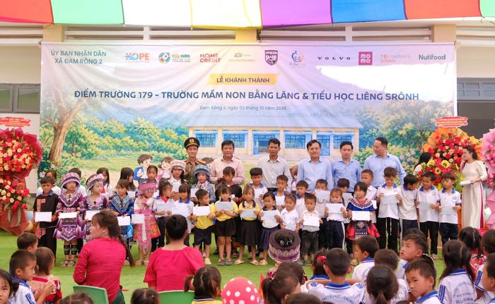 Lãnh đạo xã Đam Rông 2 tặng học bổng cho các em học sinh