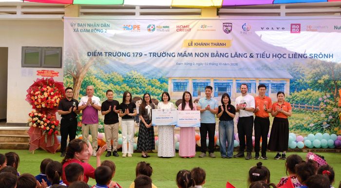 Đơn vị tài trợ trao biểu trưng công trình cho nhà trường