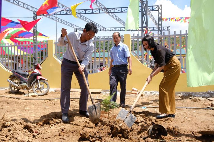Lãnh đạo địa phương và nhà trường trồng cây xung quanh khuôn viên trường