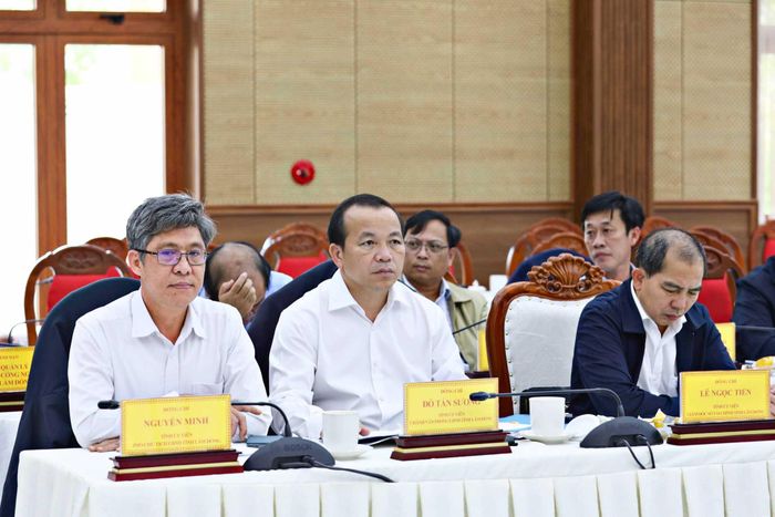 Tỉnh ủy viên, Phó Chủ tịch UBND tỉnh Nguyễn Minh (ngoài cùng bên trái) và lãnh đạo các sở, ngành tham dự buổi làm việc