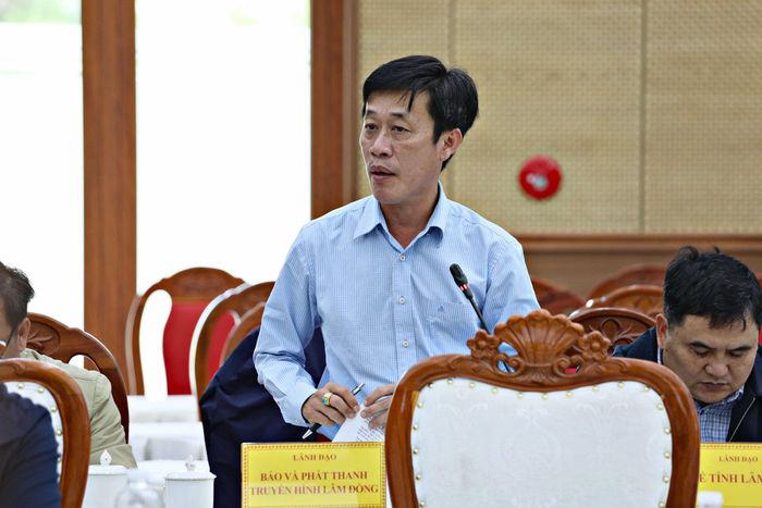 Phó Giám đốc phụ trách Trung tâm Phát triển quỹ đất tỉnh Huỳnh Văn Minh báo cáo tình hình thực hiện 2 dự án Cao tốc Tân Phú - Bảo Lộc và Bảo Lộc - Liên Khương