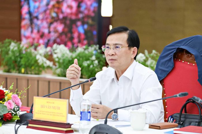 Ủy viên Ban Chấp hành Trung ương Đảng, Phó Bí thư Tỉnh ủy, Chủ tịch UBND tỉnh Hồ Văn Mười yêu cầu Trung tâm Phát triển quỹ đất tỉnh chủ động, linh hoạt phối hợp với các xã, phường đẩy mạnh tuyên truyền, vận động người dân bàn giao mặt bằng