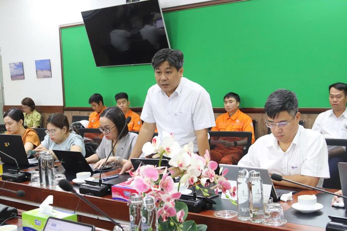 Phó Giám đốc, Chủ tịch Công đoàn nhà máy Trần Ngọc Hưởng tiếp thu ý kiến, chia sẻ với NLĐ