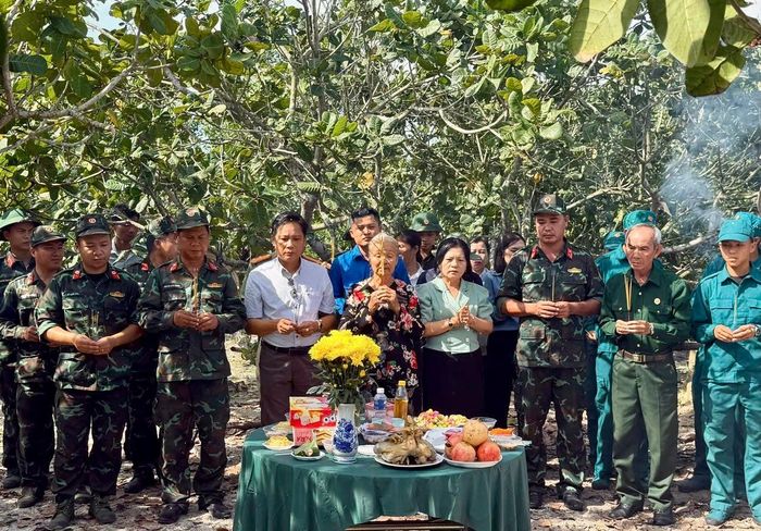 Dâng hương tại khu vực mộ liệt sĩ