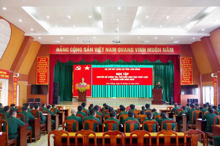 Hơn 100 cán bộ, chiến sĩ tham gia học tập, quán triệt