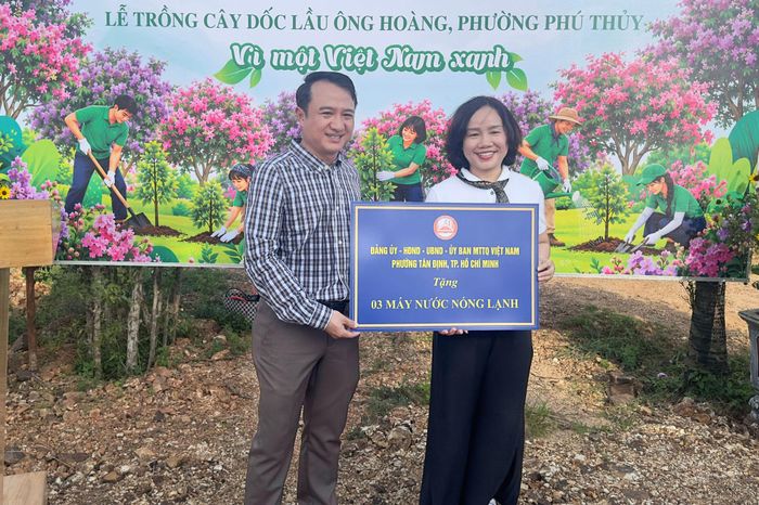 Nhân dịp này, phường Tân Định trao tặng phường Phú Thủy 3 máy nước nóng lạnh