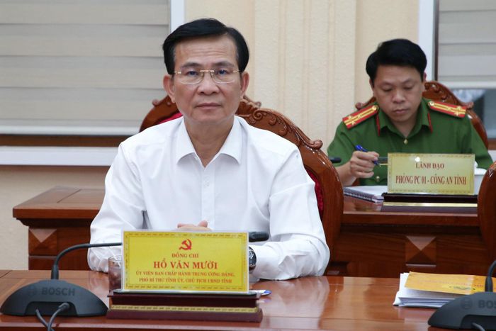 Đồng chí Hồ Văn Mười, Ủy viên Ban Chấp hành Trung ương Đảng, Phó Bí thư Tỉnh ủy, Chủ tịch UBND tỉnh tham dự phiên họp