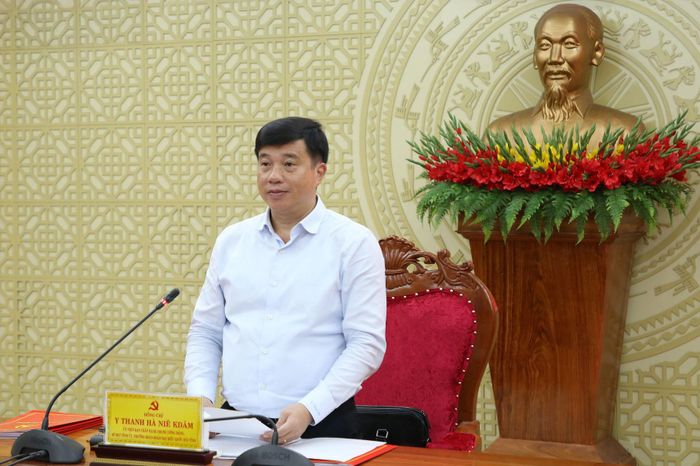 Đồng chí Y Thanh Hà Niê Kđăm, Ủy viên Ban Chấp hành Trung ương Đảng, Bí thư Tỉnh ủy, Trưởng Đoàn ĐBQH tỉnh, Trưởng Ban Chỉ đạo phòng, chống tham nhũng, lãng phí, tiêu cực tỉnh Lâm Đồng phát biểu tại phiên họp
