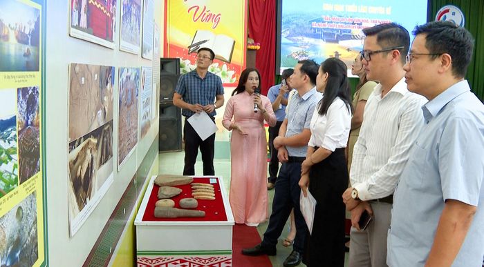 Các đại biểu, học sinh tham quan khu vực trưng bày hiện vật, tranh ảnh