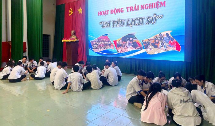 Học sinh tham gia hoạt động trải nghiệm "Em yêu lịch sử"
