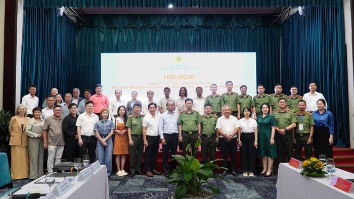 Các đại biểu tham dự hội nghị chụp ảnh lưu niệm